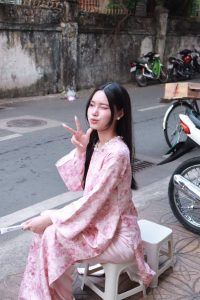 Những đặc trưng làm nên giá trị độc bản của áo dài gấm hồng Sắc Việt