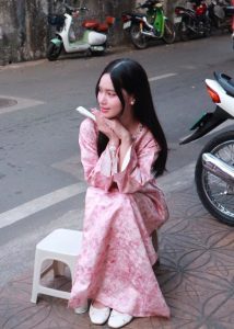 Các phong cách ứng dụng áo dài gấm hồng viền ngọc tại Sắc Việt
