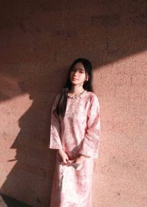 Áo dài gấm hồng viền ngọc là gì và vì sao trở thành biểu tượng nàng thơ ngọt ngào?
