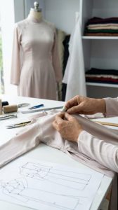 Kỹ Thuật May Áo Dài Sắc Việt: Bí Mật Chiết Eo Tạo Tỷ Lệ Vàng