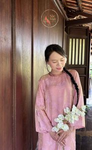 Áo dài tơ gấm hồng ánh kim là gì và vì sao trở thành biểu tượng nàng thơ đài các?