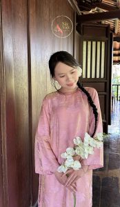 Bí quyết lựa chọn và diện áo dài tơ gấm hồng tôn vinh nhan sắc